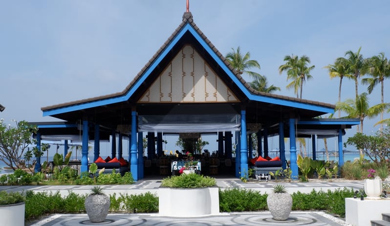 SAii Lagoon Maldives_Miss Olive Oyl Pool bar